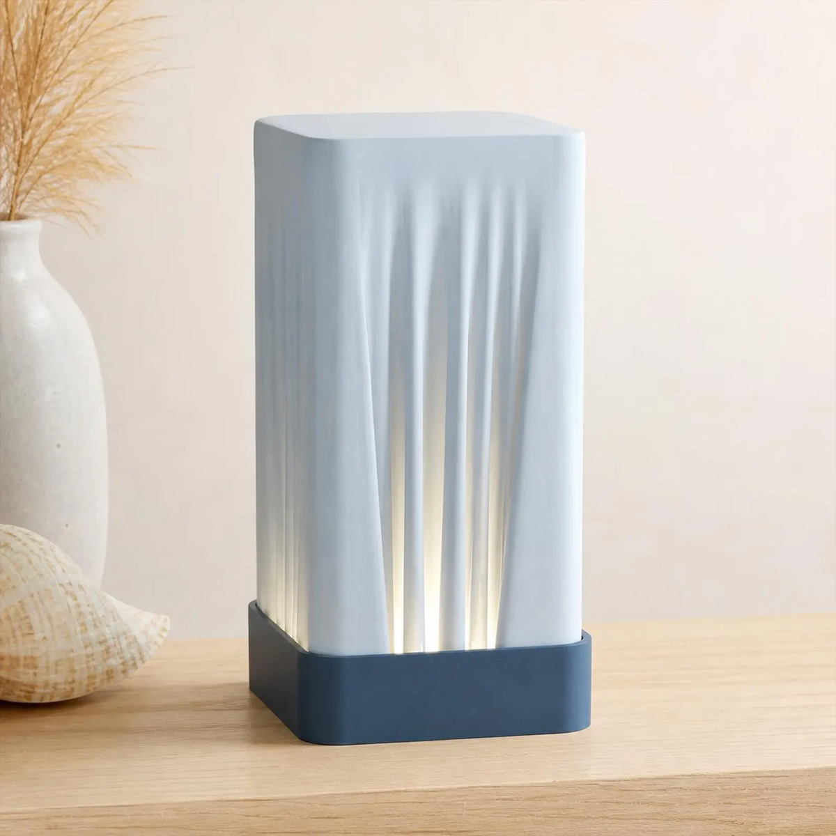 Lampe d’ambiance sculpturale à plis verticaux pour bureau et chevet
